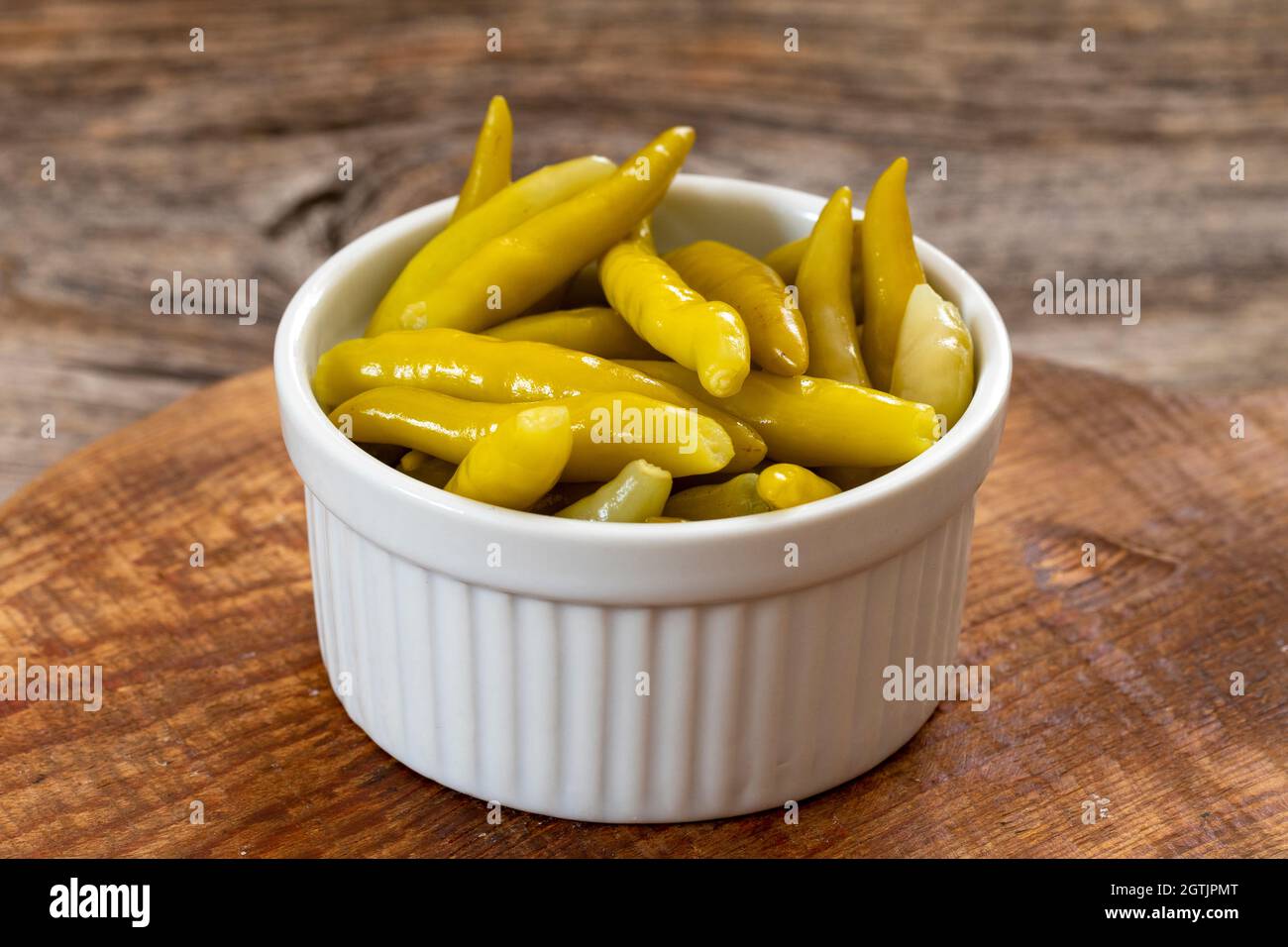 Grüner Chilischote auf Holzboden eingelegt Stockfoto