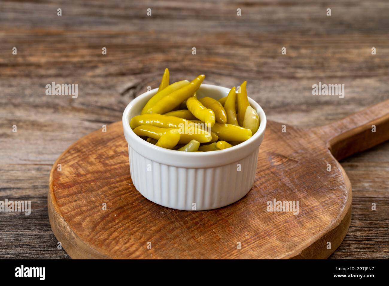 Grüner Chilischote auf Holzboden eingelegt Stockfoto