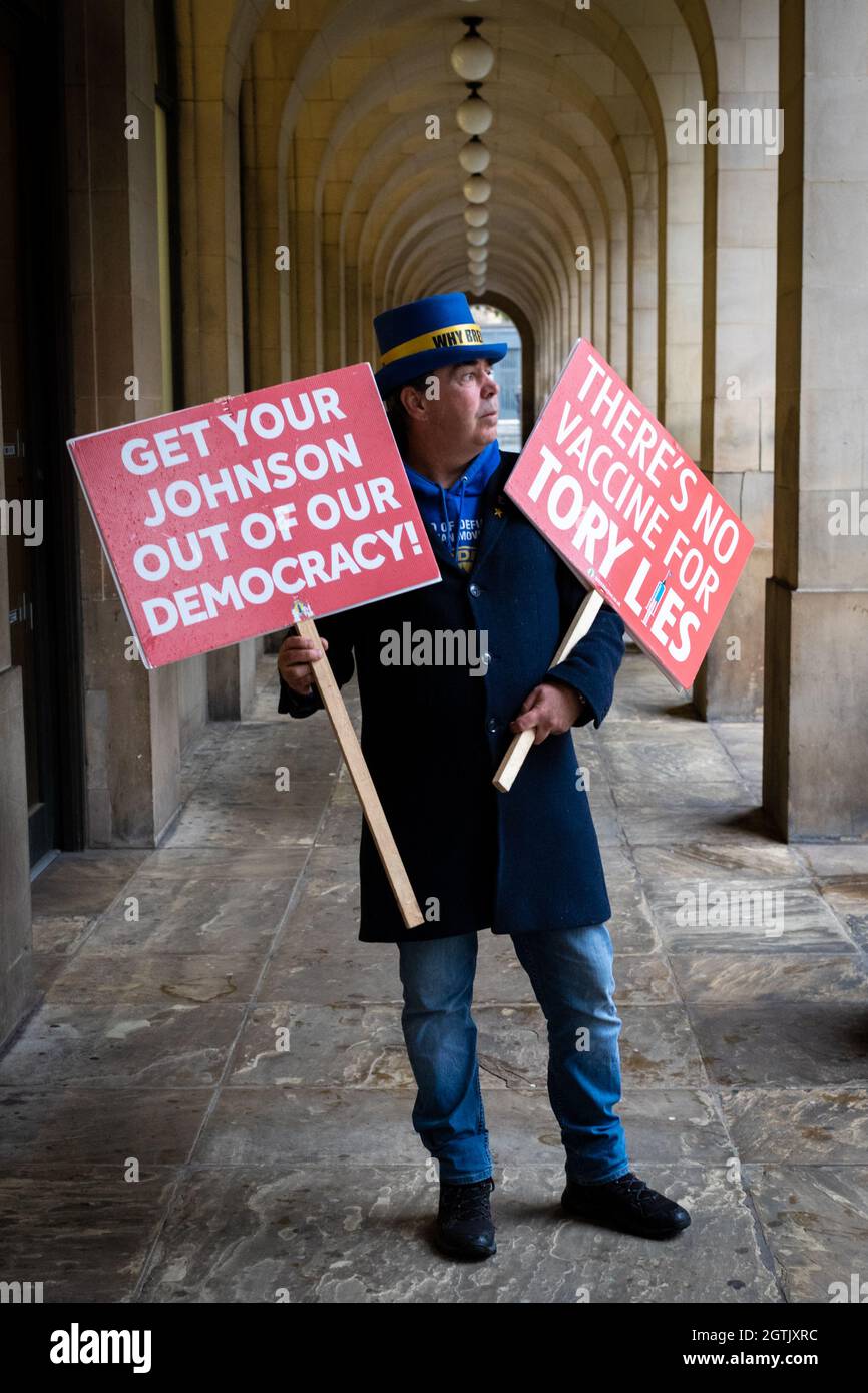 Manchester, Großbritannien. Oktober 2021. Steve Bray kommt vor der Konferenz der Konservativen Partei an. Auf dem Petersplatz versammeln sich Menschen, die sich gegen das Brexit-Abkommen aussprechen, um einen besseren Deal mit Europa zu fordern. Zu den wichtigsten Forderungen gehören die Rückkehr zu einem Binnenmarkt und die Abschürung des Polizeigesetzes. Kredit: Andy Barton/Alamy Live Nachrichten Stockfoto