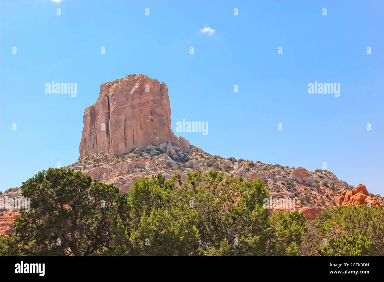 Einsame Butte, Die Über Dem Hohen Wüstenboden Aufsteigt Stockfoto