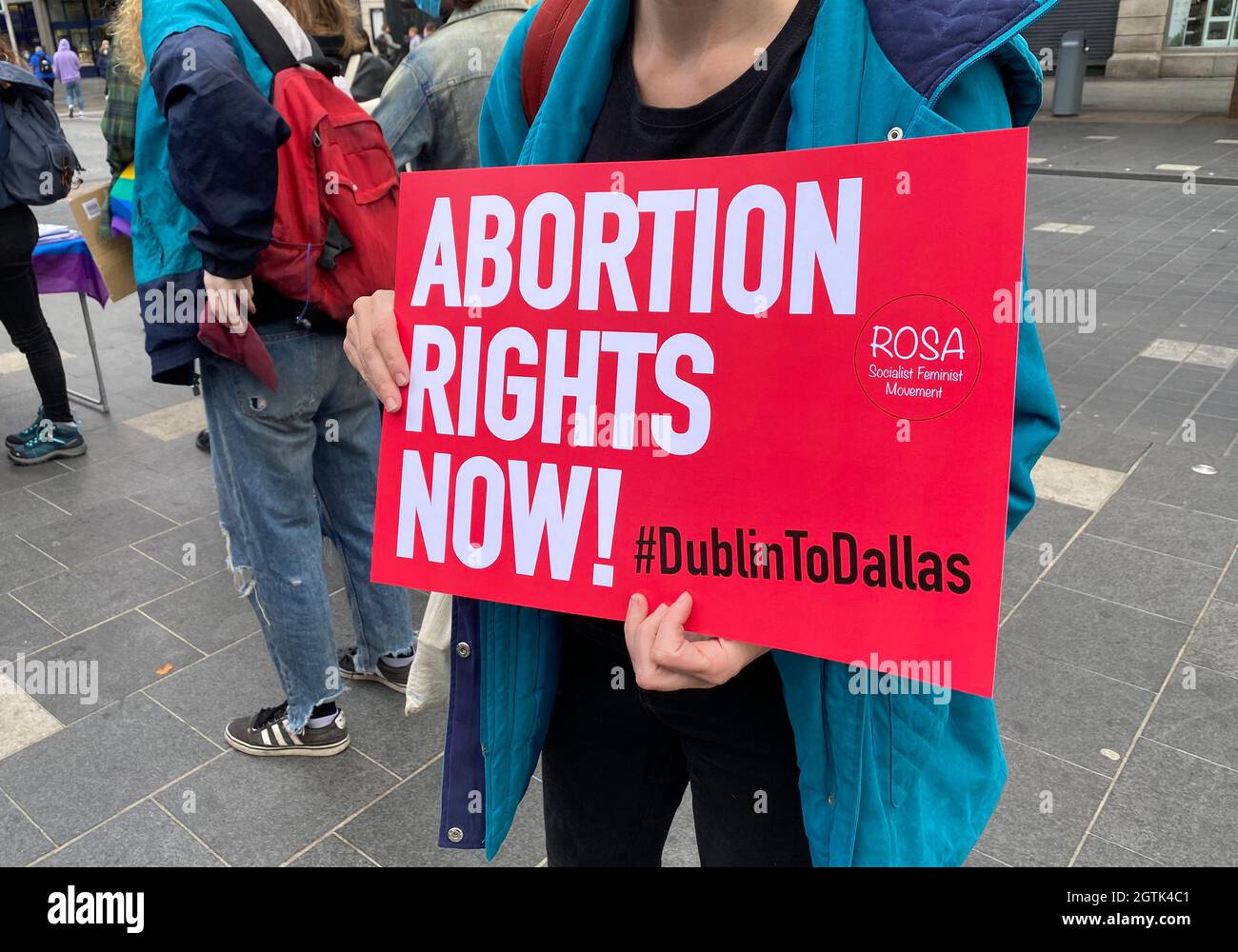 Aktivisten protestieren gegen die Einschränkung des Zugangs zu Abtreibungen im US-Bundesstaat Texas in der Spire, O'Connell Street in Dublin.Bilddatum: Samstag, 2. Oktober 2021. Stockfoto