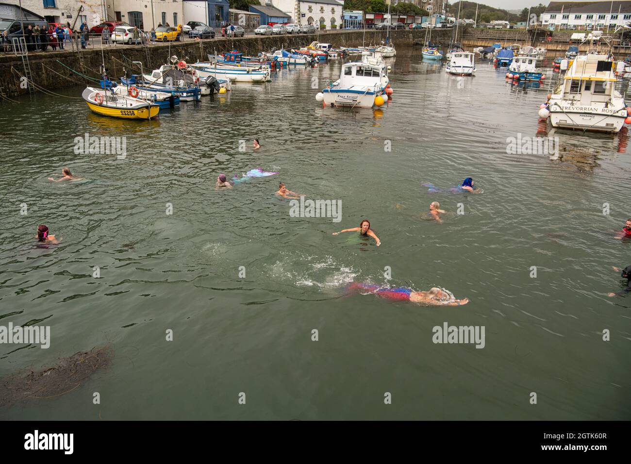 Cornwall, Großbritannien. Oktober 2021. VEREINIGTES KÖNIGREICH. Oktober 2021. Porthleven Cornwall Meerjungfrauen wuschen sich am Strand vom Sturm Pod of Mermaids, die im Hafen von Porthleven Cornwall schwimmen und sich vor dem Sturm schützen Credit: kathleen white/Alamy Live News Credit: kathleen white/Alamy Live News Stockfoto