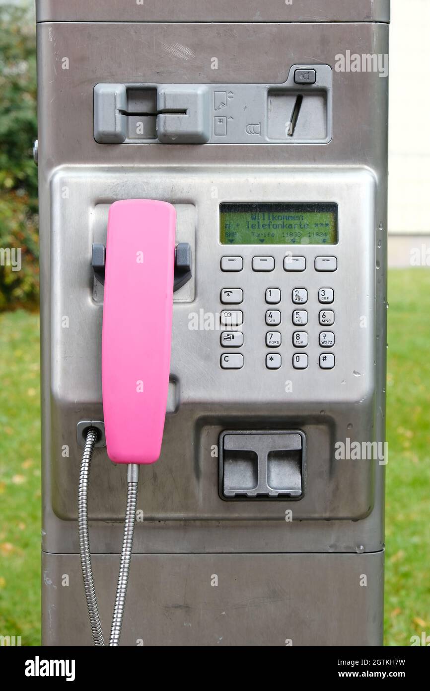 Berlin, 29. September 2021, öffentliches Bezahltelefon der Deutschen Telekom mit Display, Münzeinwurf, Rücklauffach und Kartenterminal. Stockfoto