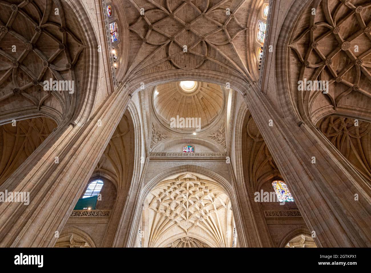 Segovia, Spanien. Gotische Rippengewölbe und eine Renaissance-Kreuzung in der Kathedrale von Segovia Stockfoto