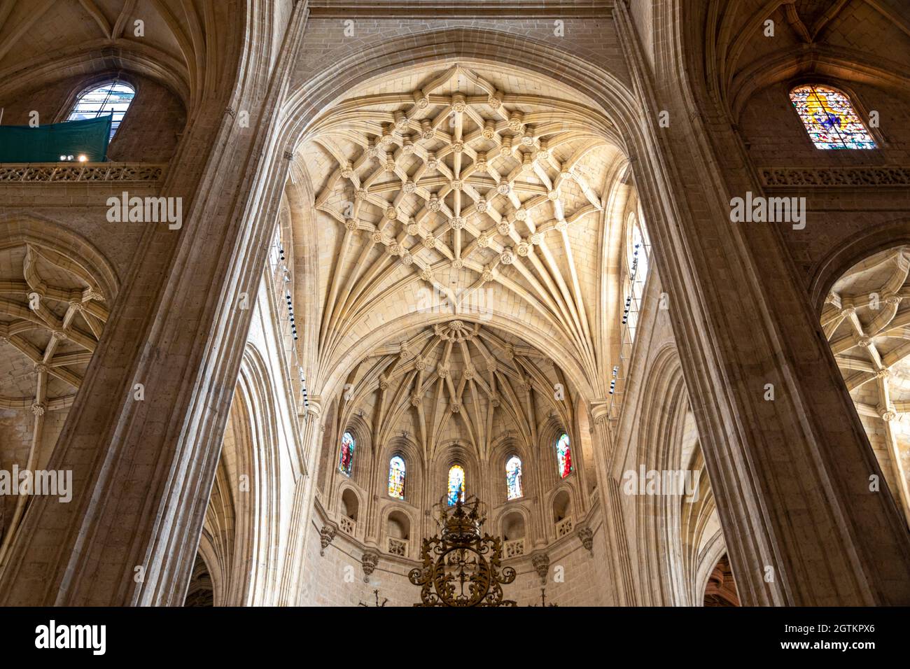 Segovia, Spanien. Gotische Rippengewölbe und eine Renaissance-Kreuzung in der Kathedrale von Segovia Stockfoto