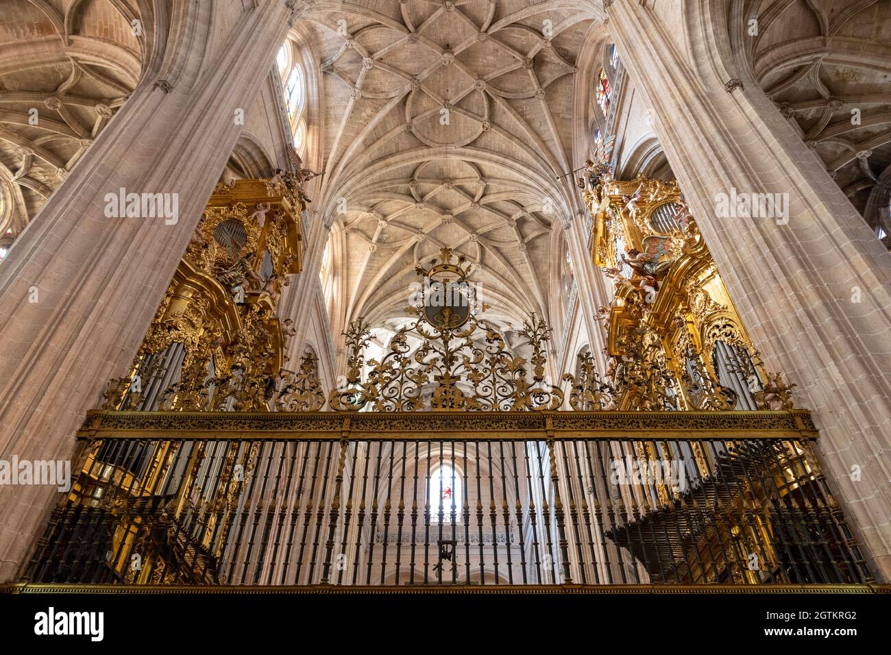 Segovia, Spanien. Gotische Rippengewölbe und eine Renaissance-Kreuzung in der Kathedrale von Segovia Stockfoto