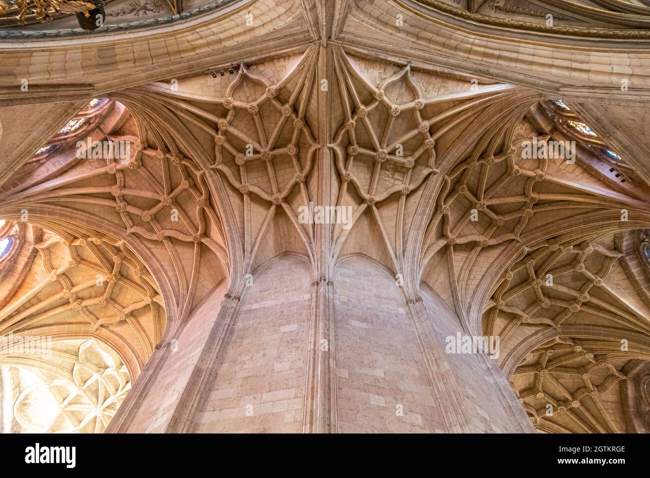 Segovia, Spanien. Gotisches geripptes Gewölbe in der Kathedrale von Segovia im Ambulatorium oder in der Apsis Stockfoto