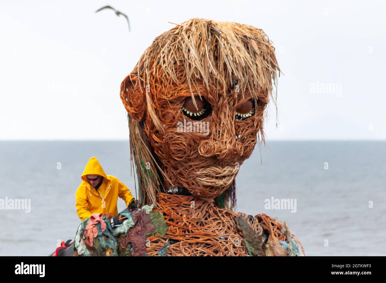 Irvine, Schottland, Großbritannien. Oktober 2021. Eine zehn Meter große riesige Puppe namens Storm läuft vom Irvine Beach Park zum Scottish Maritime Museum. Puppenspieler von Vision Mechanic bedienen die mythische Meeresgöttin, die zwei Jahre in der Entstehung war. Die Puppe besteht aus vollständig recycelten und natürlichen Ressourcen und wiegt 500 kg. Anlässlich des schottischen Jahres der Küsten und Gewässer wird Storm uns an unsere Pflicht erinnern, uns um unsere Küsten zu kümmern. Kredit: Skully/Alamy Live Nachrichten Stockfoto