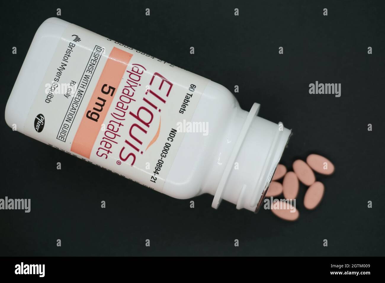 Flasche Eliquis 5mg Tabletten - ein verschreibungspflichtiges blutdünneres  Medikament Stockfotografie - Alamy