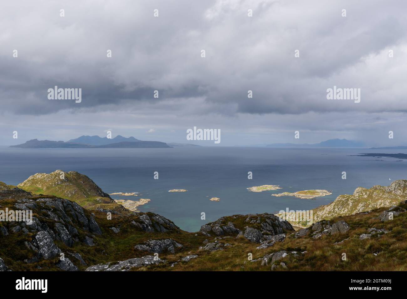 Die kleinen Inseln aus Eilean Shona, Moidart, Schottland Stockfoto