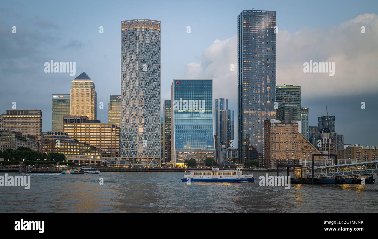 Fähre über die Themse von Canary Wharf, London, England, Großbritannien, in der Abenddämmerung Stockfoto