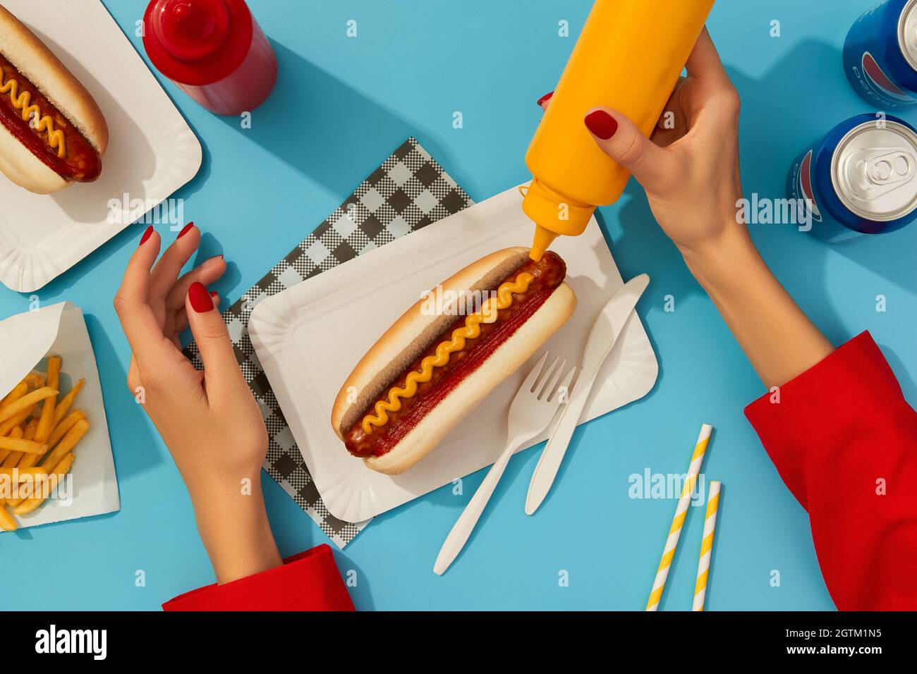 KIEW, UKRAINE 14. SEPTEMBER 2021. Traditionelle Hot Dogs, pommes