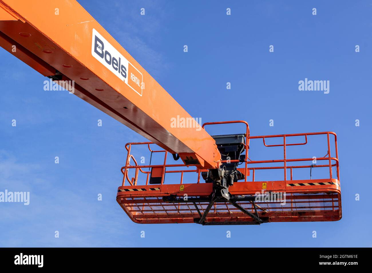 Boels-Teleskopausleger hebt gegen den blauen Himmel Stockfoto