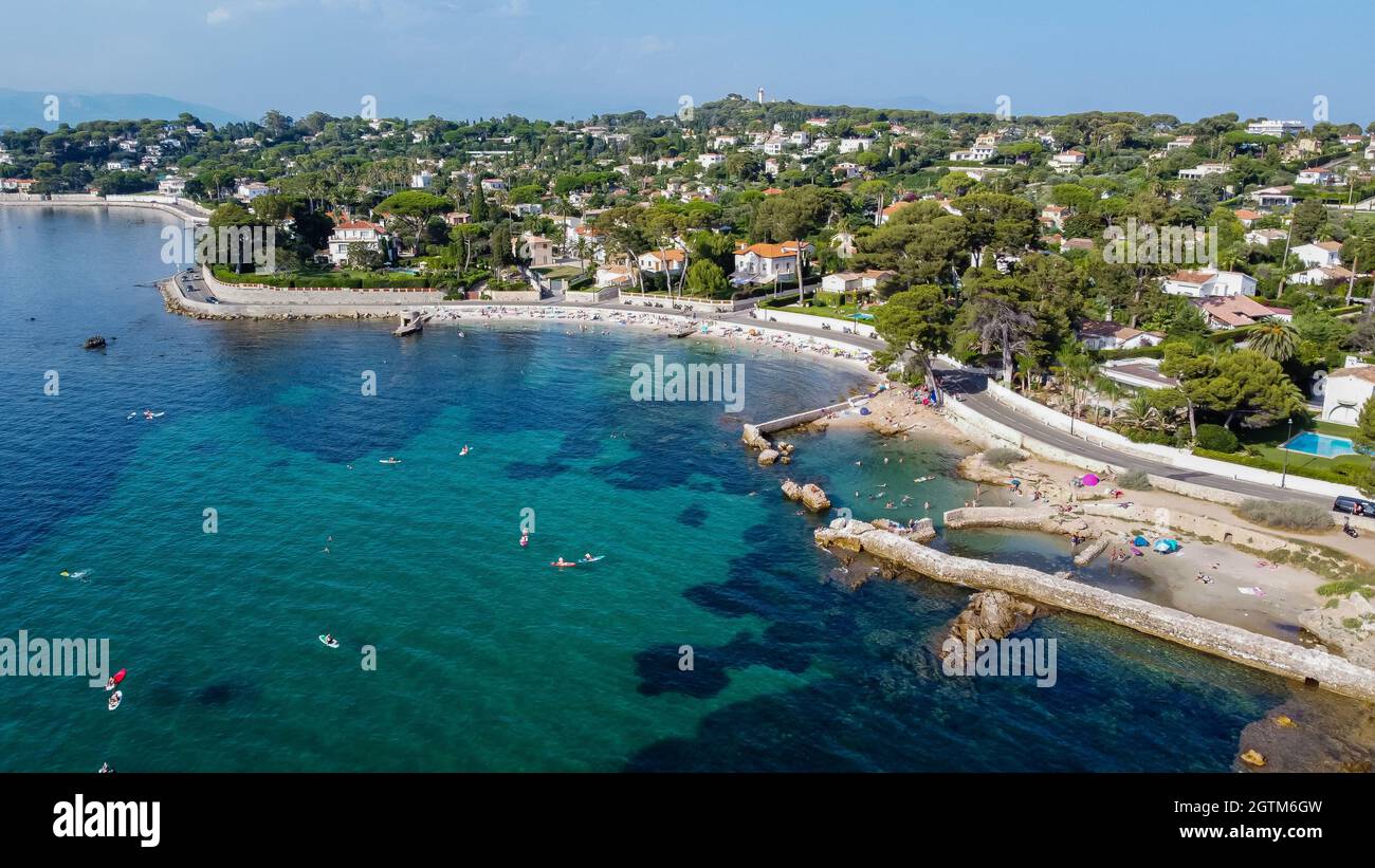 Luftaufnahme von Ondes Beach am Cap d'Antibes an der französischen Riviera - Ruinen eines überfluteten runden Wachturms im Mittelmeer Stockfoto