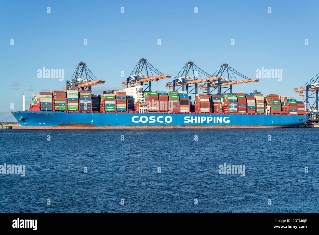 Das Containerschiff COSCO SHIPPING VIRGO vertäut am Euromax Terminal. Stockfoto