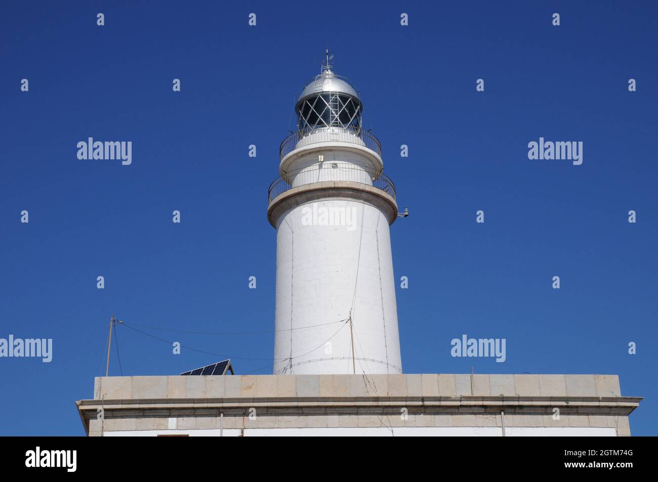 Der Leuchtturm am Cap de Formentor am nördlichen Ende Mallorcas. Die Einbahnstraße zum Leuchtturm ist bei Touristen und Radfahrern beliebt. Stockfoto