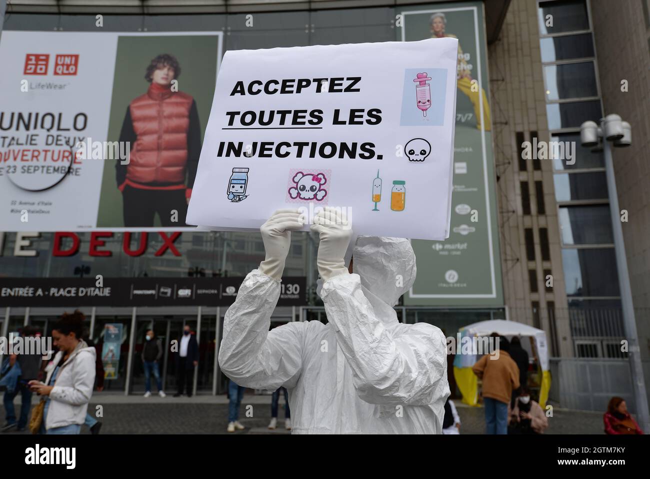Demonstration auf dem Place d'Italie in Paris auf Initiative des Kollektivs 'les masques blancs' gegen Zwangsimpfung Stockfoto