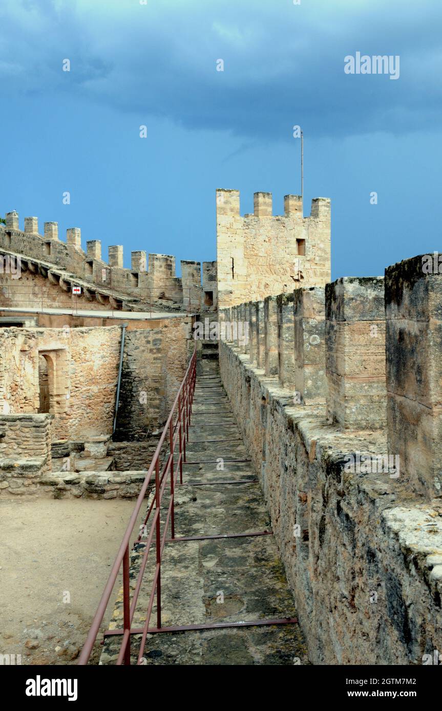 Capdepera auf der Insel Mallorca stammt aus dem 13. Jahrhundert in seiner heutigen Form. Es wurde wunderschön restauriert und ist ein toller Ort für einen Besuch Stockfoto