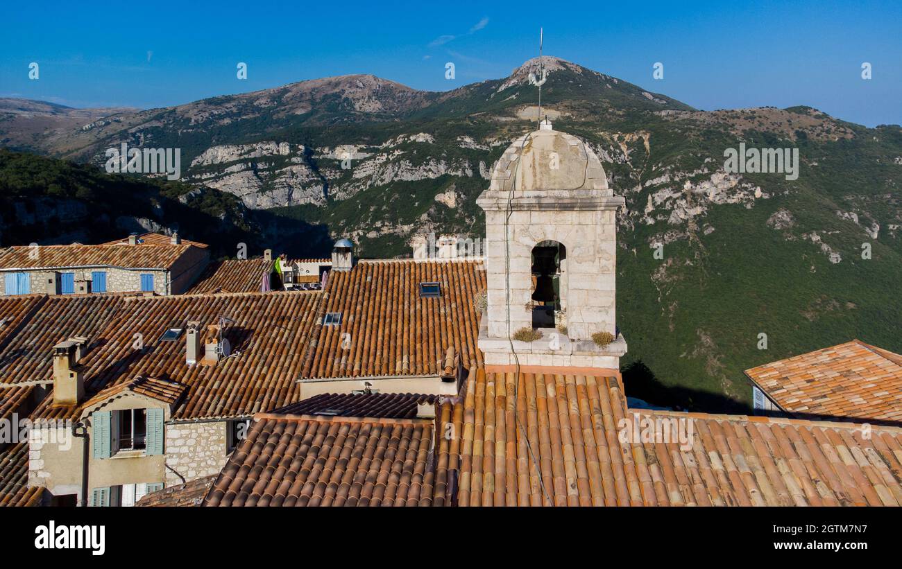 Luftaufnahme des Glockenturms der Kirche von Gourdon in der Provence, Frankreich - mittelalterliches Dorf am Rande einer Klippe in den Bergen gebaut Stockfoto