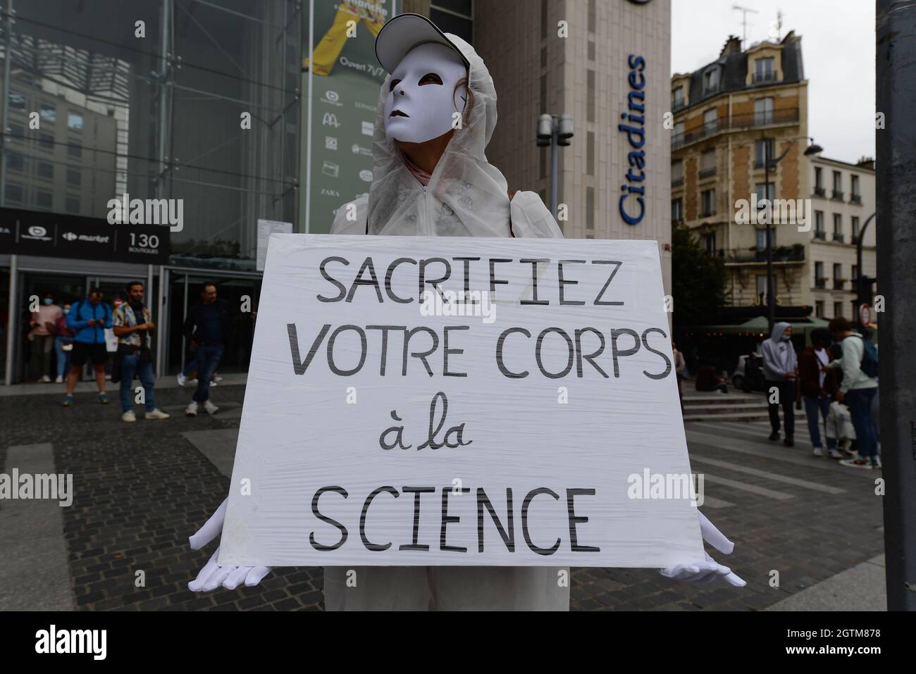 Demonstration auf dem Place d'Italie in Paris auf Initiative des Kollektivs 'les masques blancs' gegen Zwangsimpfung Stockfoto