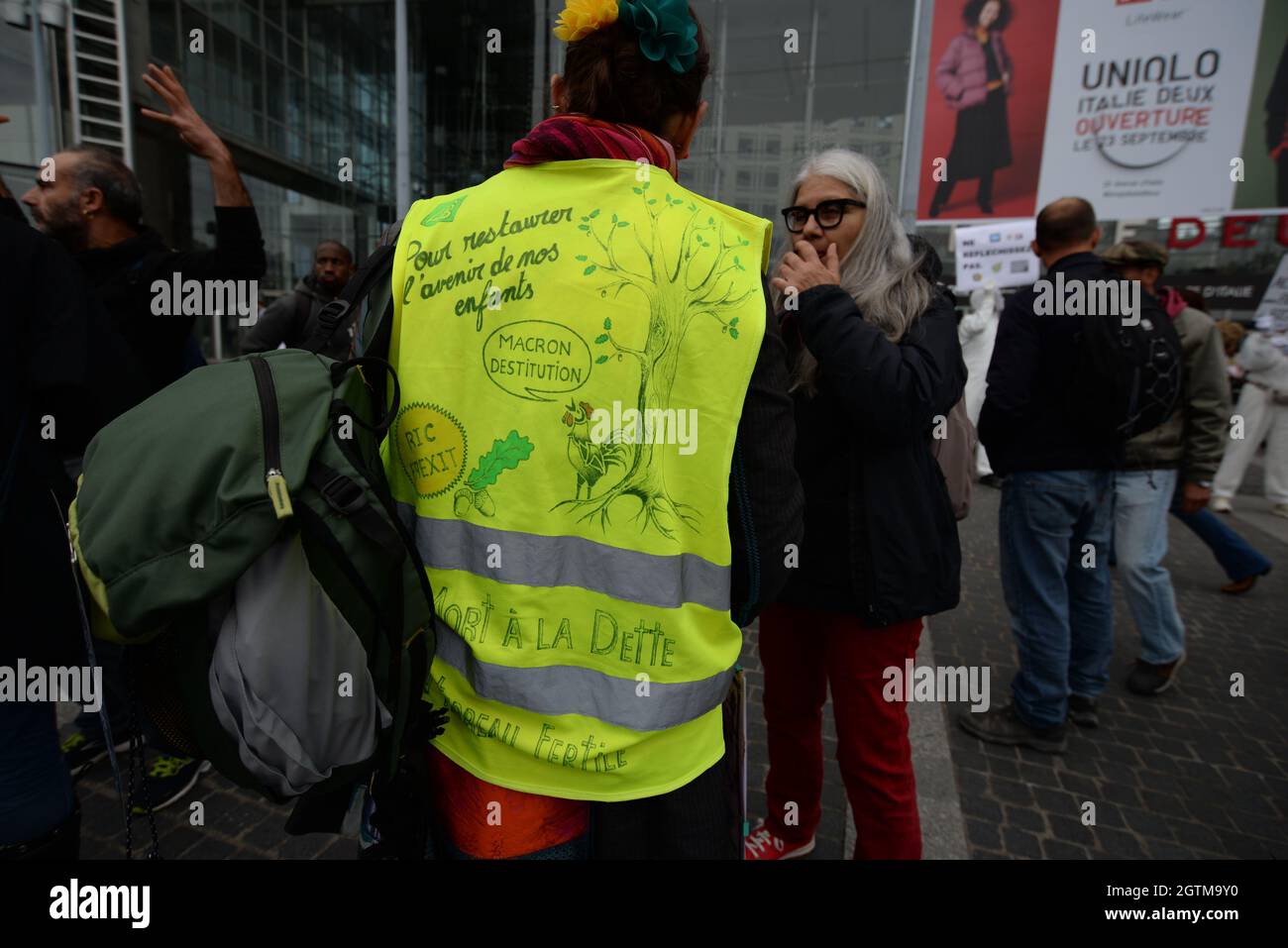 Demonstration auf dem Place d'Italie in Paris auf Initiative des Kollektivs 'les masques blancs' gegen Zwangsimpfung Stockfoto