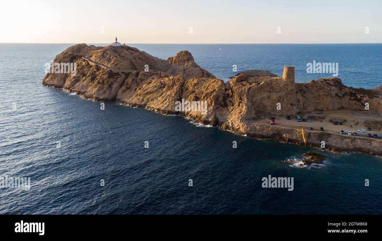 Luftaufnahme des Leuchtturms auf der Insel Pietra mit einer gelben Fähre im Hafen von Île Rousse im Hintergrund, Oberes Korsika, Frankreich - Bild Stockfoto