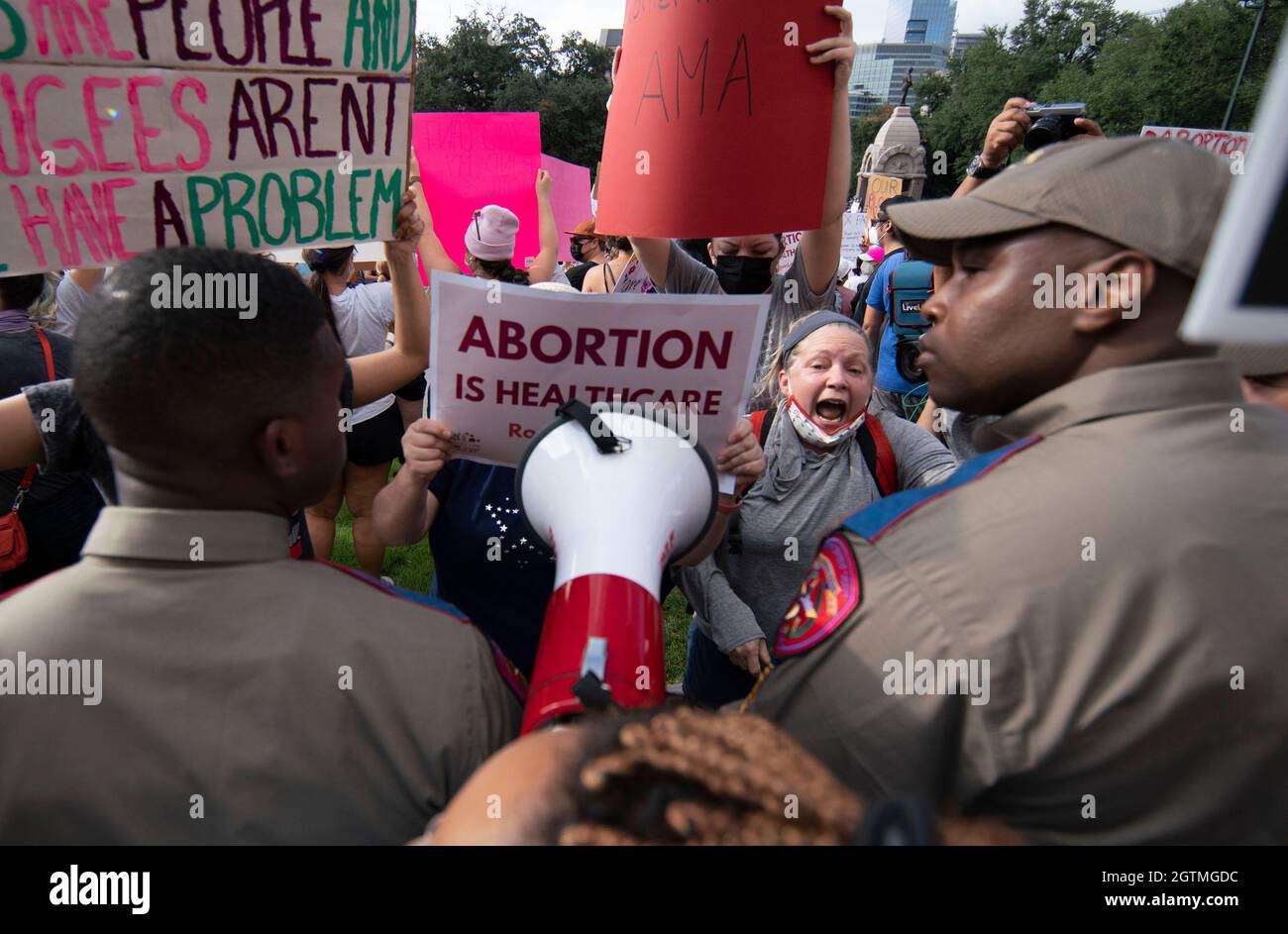 Austin Texas USA, 2 2021. Oktober: Mehrere Tausend texanische Frauen versammeln sich vor den Schritten des Capitol South Steps, um gegen die jüngsten Gesetze von Texas zu protestieren, die das Recht der Frauen auf Abtreibung einschränken. Ein restriktives Abtreibungsgesetz in Texas macht es in den meisten Fällen zu einem Verbrechen, nach sechs Wochen eine Abtreibung zu haben. Kredit: Bob Daemmrich/Alamy Live Nachrichten Stockfoto