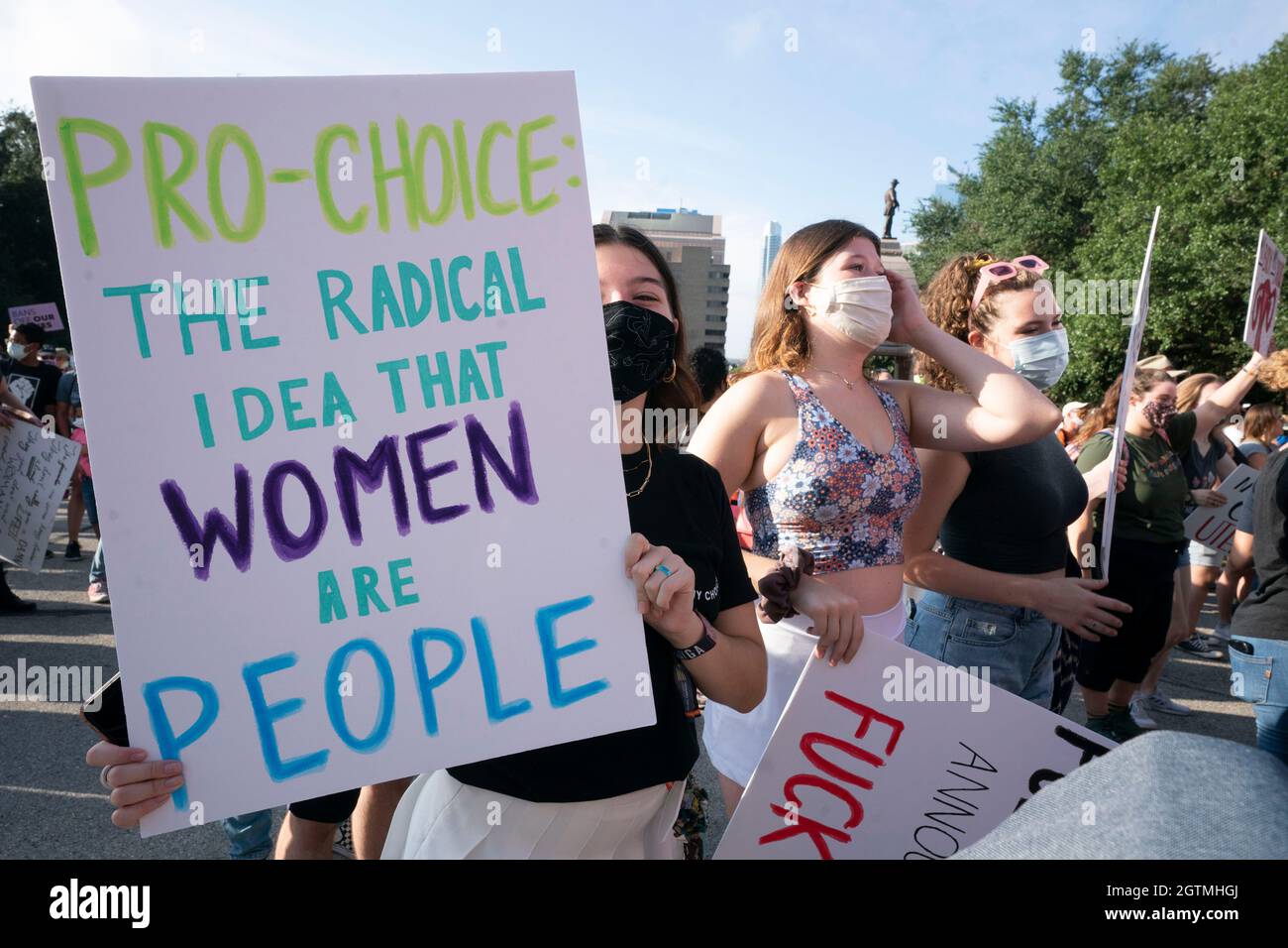 Austin Texas USA, 2 2021. Oktober: Mehrere Tausend texanische Frauen versammeln sich vor den Schritten des Capitol South Steps, um gegen die jüngsten Gesetze von Texas zu protestieren, die das Recht der Frauen auf Abtreibung einschränken. Ein restriktives Abtreibungsgesetz in Texas macht es in den meisten Fällen zu einem Verbrechen, nach sechs Wochen eine Abtreibung zu haben. Kredit: Bob Daemmrich/Alamy Live Nachrichten Stockfoto