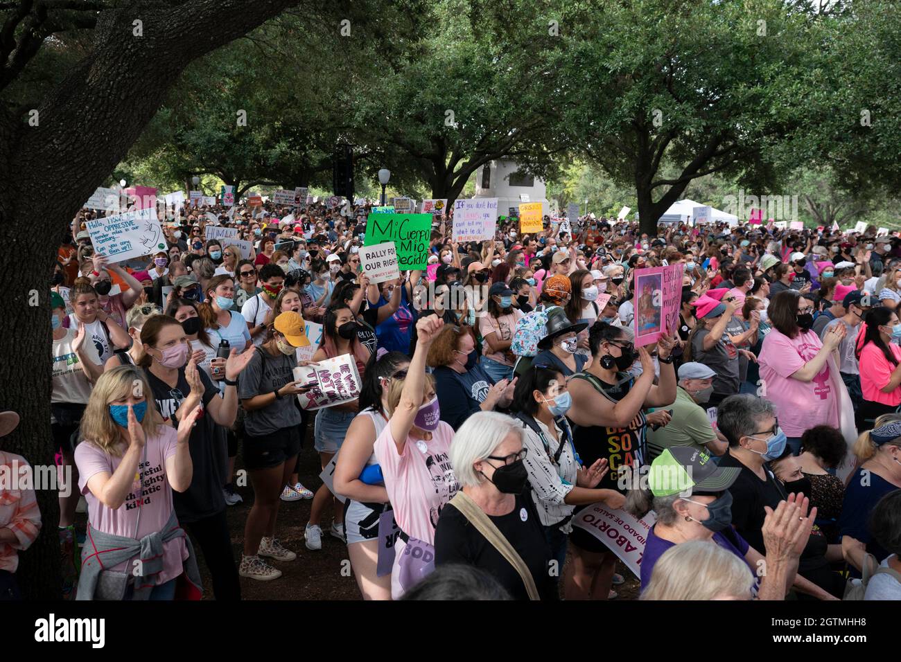 Austin Texas USA, 2 2021. Oktober: Mehrere Tausend texanische Frauen versammeln sich vor den Schritten des Capitol South Steps, um gegen die jüngsten Gesetze von Texas zu protestieren, die das Recht der Frauen auf Abtreibung einschränken. Ein restriktives Abtreibungsgesetz in Texas macht es in den meisten Fällen zu einem Verbrechen, nach sechs Wochen eine Abtreibung zu haben. Kredit: Bob Daemmrich/Alamy Live Nachrichten Stockfoto