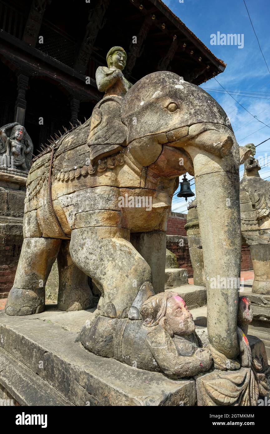 Steinelefanten bewachen den Eingang zum Uma Maheshwar-Tempel in Kirtipur im Kathmandu-Tal, Nepal. Stockfoto