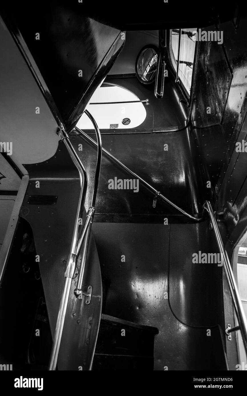 Schwarz-weißes Bild von Metalltreppen in der Straßenbahn, die zum Oberdeck führt. Keine Personen. Stockfoto