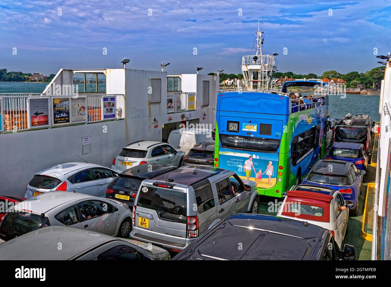 Die Sandbanks Fähre nähert sich dem Sandbanks Terminal in Sandbanks, Dorset, England. Stockfoto