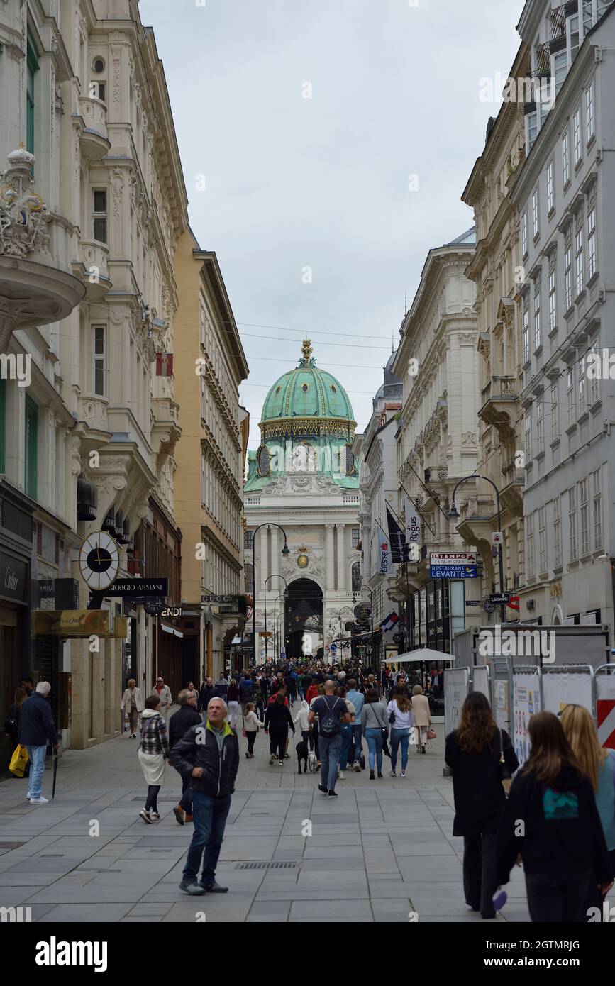 Wien, Österreich. Der lebendige Kohlmarkt in Wien mit Blick auf die Hofburg Stockfoto