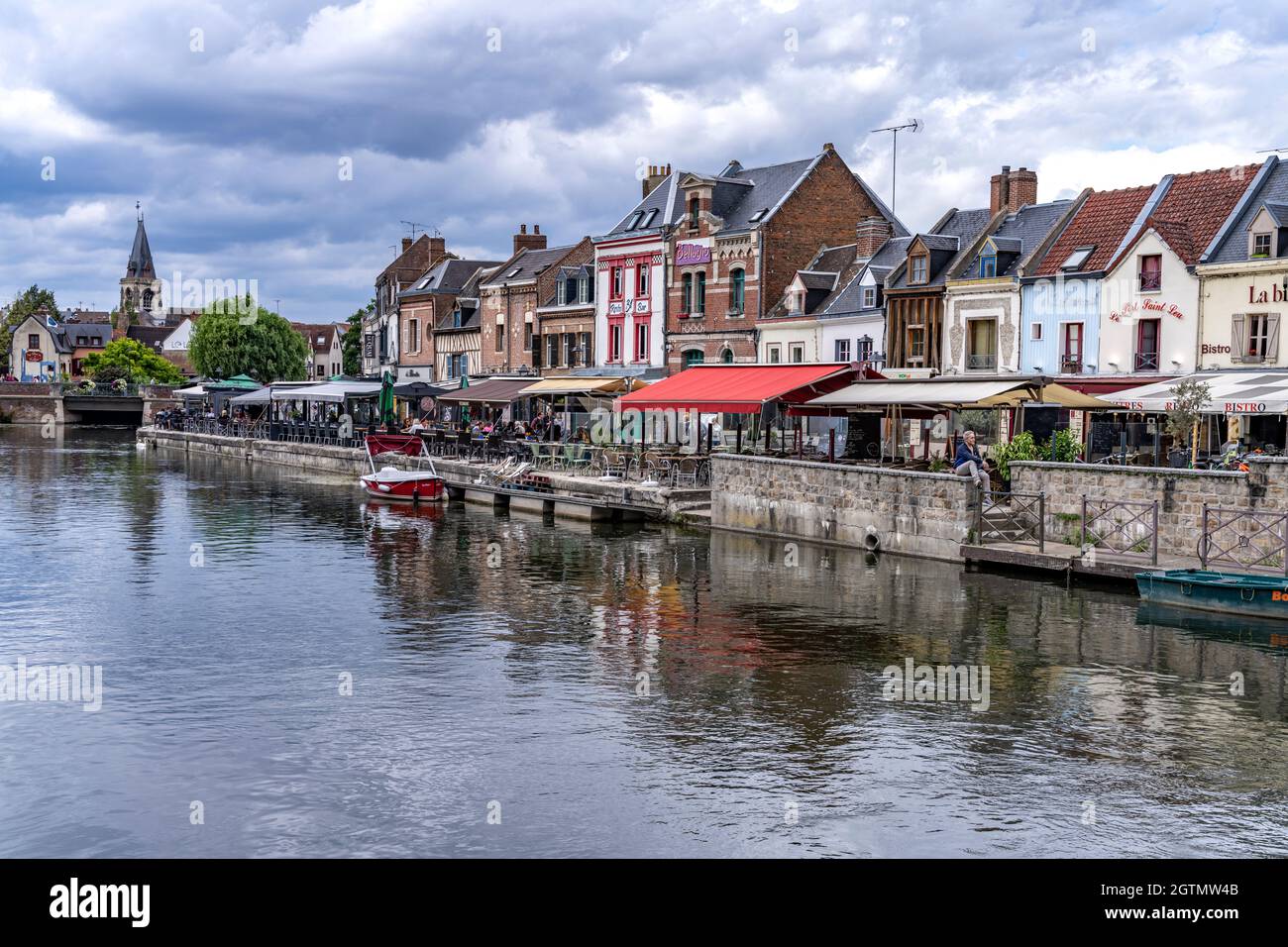Restaurants und Cafés im Quartier St-Leu, Amiens, Frankreich | Restaurants und Cafés am Kanal im Viertel St-Leu, Amiens, Frankreich Stockfoto