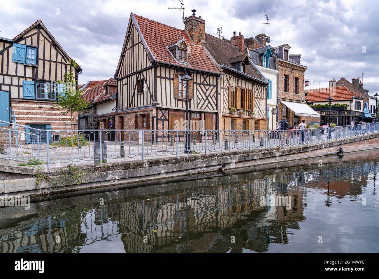 Fachwerkhäuser im Quartier St-Leu, Amiens, Frankreich | Fachwerkhäuser am Kanal im Viertel St-Leu, Amiens, Frankreich Stockfoto