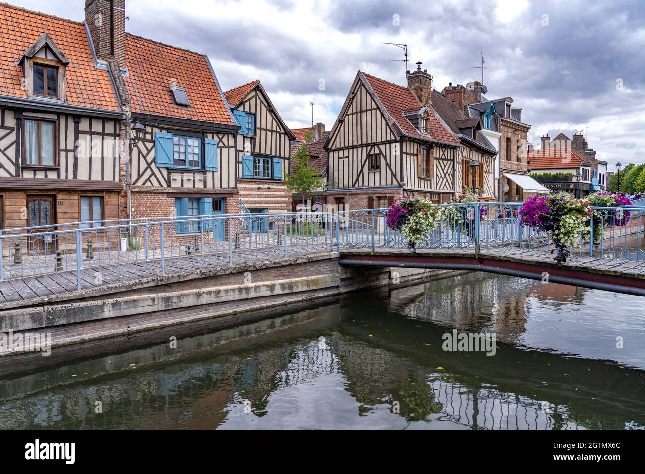 Fachwerkhäuser im Quartier St-Leu, Amiens, Frankreich | Fachwerkhäuser am Kanal im Viertel St-Leu, Amiens, Frankreich Stockfoto