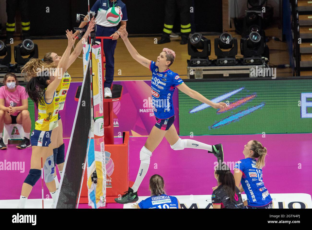 Modena, Italien. 02. Okt, 2021. Spitze von Ebrar Karakurt (Igor Gorgonzola Novara) während Imoco Volley Conegliano gegen Igor Gorgonzola Novara, Italienische Supercup-Frauen in Modena, Italien, Oktober 02 2021 Quelle: Independent Photo Agency/Alamy Live News Stockfoto