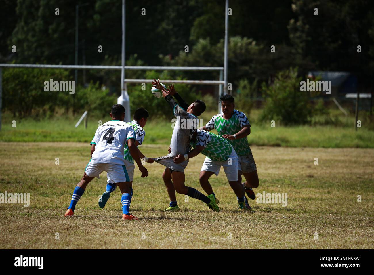 Bhaktapur, Bagmati, Nepal. Oktober 2021. Ein Blick auf Bagmati Rugby 7S, den Inter District Competition, der vom Wettbewerbskomitee der Nepal Rugby Association am Madhyapur Ground, Sanothimi Bhaktapur Nepal, am Samstag, den 2. Oktober 2021 organisiert wird. Quelle: Amit Machamasi/ZUMA Wire/Alamy Live News Stockfoto