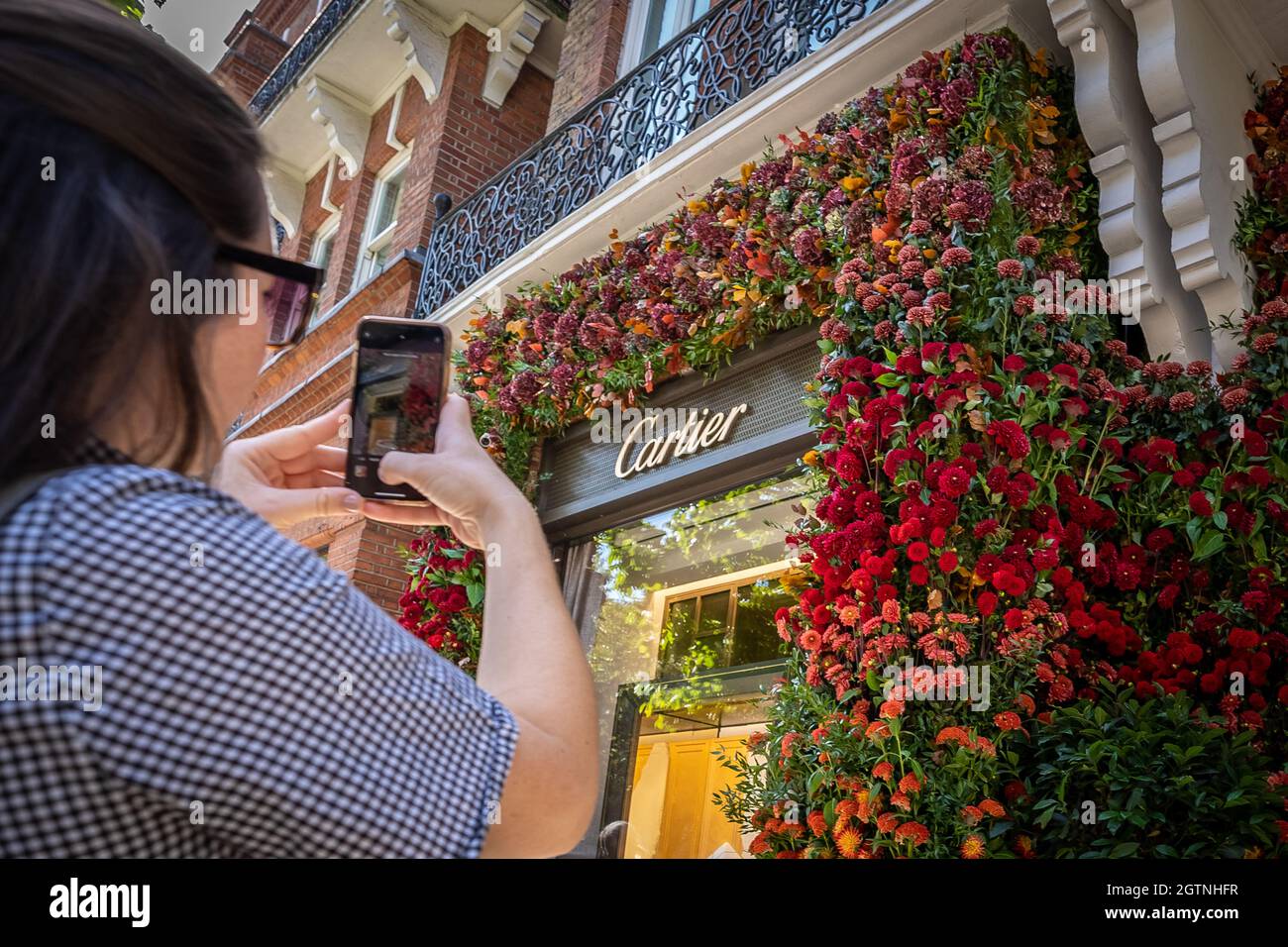 Chelsea in Bloom Blumendekor. Mehr als 70 Geschäfte, Restaurants und Hotels in Chelsea-Stadtbezirk bereiten sich auf den jährlichen Blumenausdruck-Wettbewerb in Großbritannien vor. Stockfoto