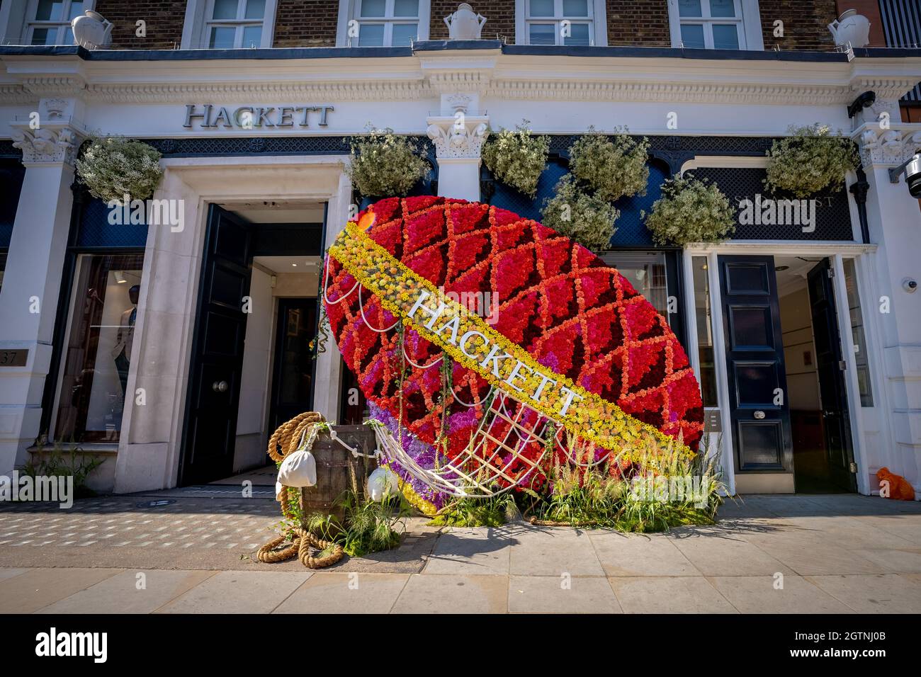 Chelsea in Bloom Blumendekor. Mehr als 70 Geschäfte, Restaurants und Hotels in Chelsea-Stadtbezirk bereiten sich auf den jährlichen Blumenausdruck-Wettbewerb in Großbritannien vor. Stockfoto