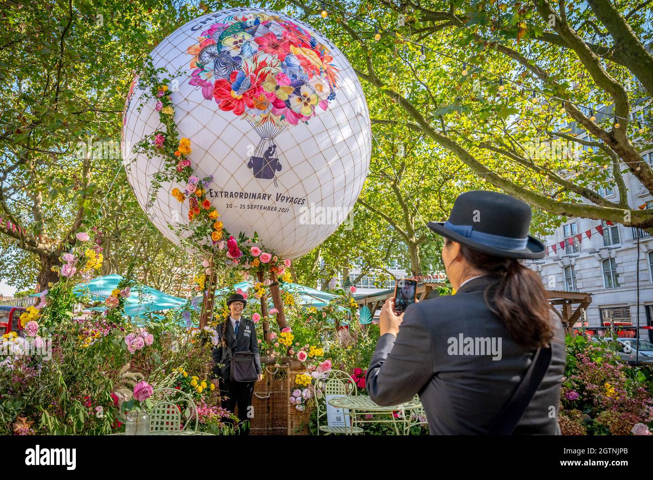 Chelsea in Bloom Blumendekor. Mehr als 70 Geschäfte, Restaurants und Hotels in Chelsea-Stadtbezirk bereiten sich auf den jährlichen Blumenausdruck-Wettbewerb in Großbritannien vor. Stockfoto