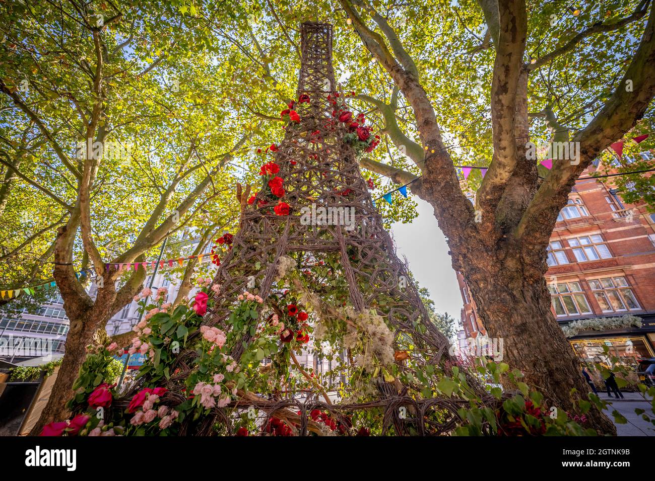 Chelsea in Bloom Blumendekor. Mehr als 70 Geschäfte, Restaurants und Hotels in Chelsea-Stadtbezirk bereiten sich auf den jährlichen Blumenausdruck-Wettbewerb in Großbritannien vor. Stockfoto