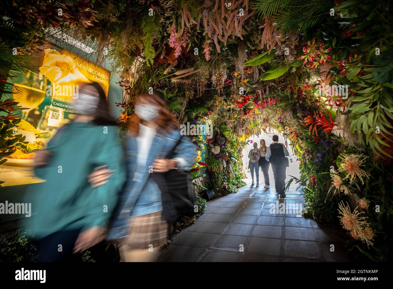 Chelsea in Bloom Blumendekor. Mehr als 70 Geschäfte, Restaurants und Hotels in Chelsea-Stadtbezirk bereiten sich auf den jährlichen Blumenausdruck-Wettbewerb in Großbritannien vor. Stockfoto