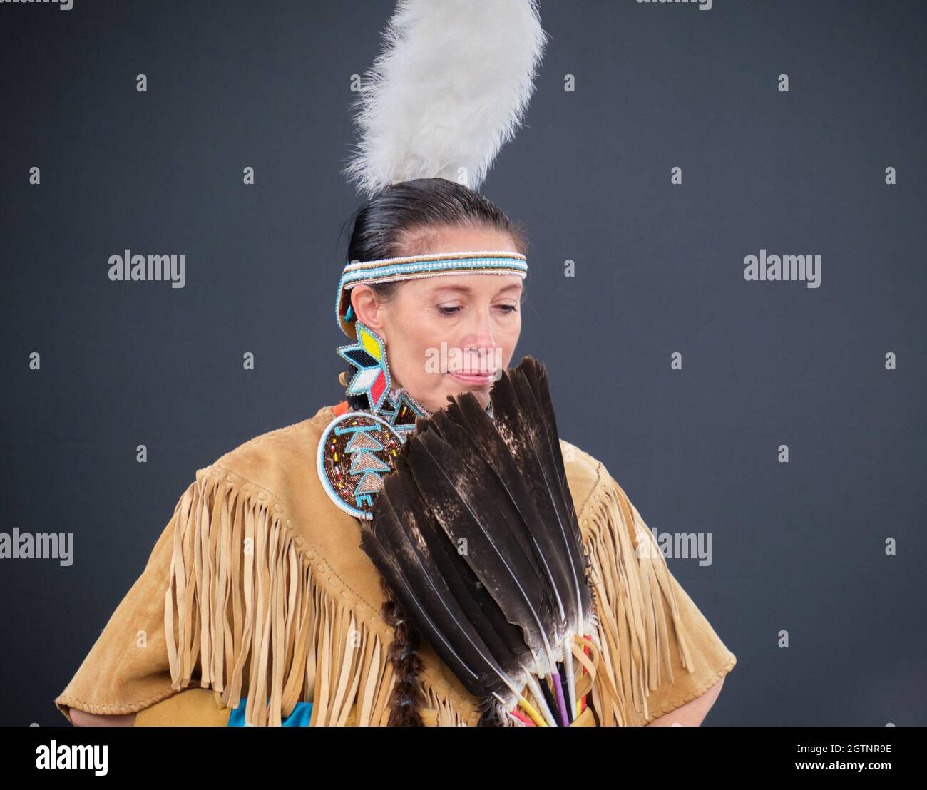 Halifax, Nova Scotia, Kanada. Oktober 2021. Traditioneller Mik'MAW-Tanz, aufgeführt von der traditionellen Tänzerin der Frau, Denise John von Conne River First Nation in Neufundland, Teil der Veranstaltungen zum ersten nationalen Tag der Wahrheit und Versöhnung (30. September 2021) sowie zum Beginn des Mi'KMAQ-Geschichtsmonats in Nova Scotia im Oktober. Kredit: Meanderingemu/Alamy Live Nachrichten Stockfoto