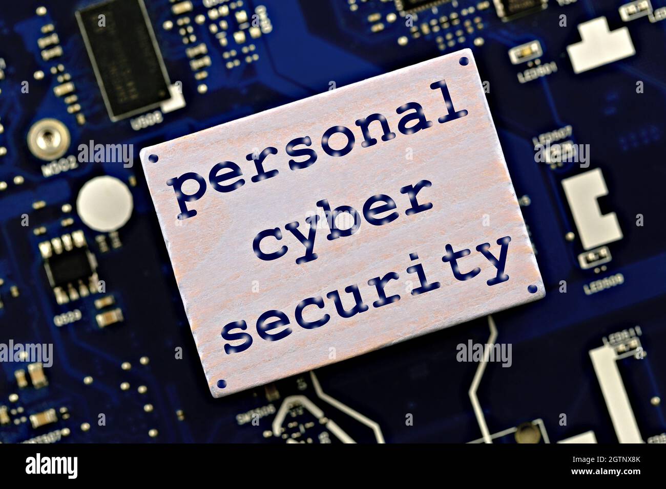 Persönliches Cybersecurity-Thema. Die Phrase persönliche Cybersicherheit, auf dem Hintergrund eines Computer-Mikrokreislaufs Stockfoto