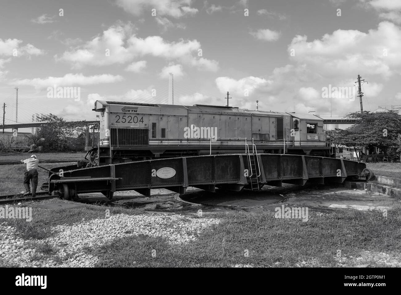 KTM 25 Class Locomotive 25204 Mutiara auf einem Drehteller in Penang Malaysia. Hergestellt in Carlisle UK im Jahr 1927 von Cowans Sheldon and Co Ltd Stockfoto