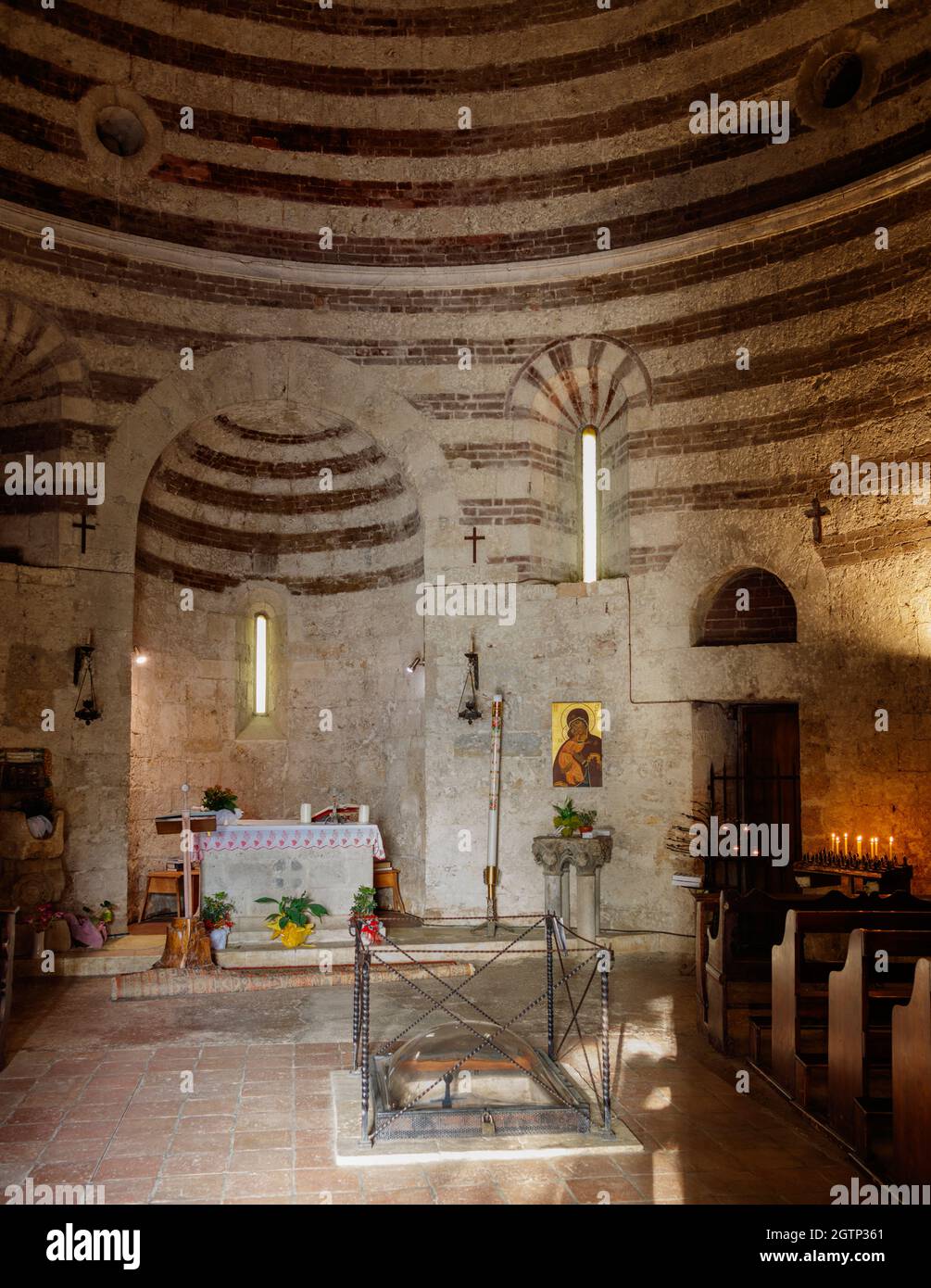 Chiusdino, Toskana, Italien - 28. Juli 2021. Der Eremo di Montesiepi, der das Grab des Heiligen Galgano beherbergt, das Schwert, das Galgano in einen Stein getrieben hat, und Stockfoto