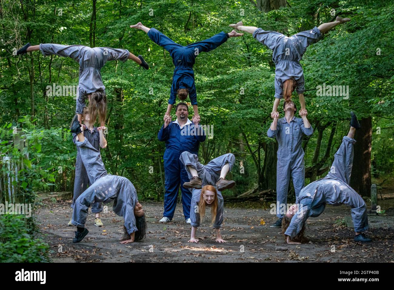 Das Zirkuskabarett Luminosa führt in Highgate Woods im Norden Londons gewagte Luftleistungen auf. Die Kunst- und Kulturstätte Jackson Lane in Zusammenarbeit mit dem Zirkusensemble Lost in Translation präsentiert eine brandneue Zirkuskabarett-Show mit Seide, Riemen, ariel-Reifen, Akrobatik und mehr, die vom 21. Bis 29. September 2021 stattfinden. London, Großbritannien. Stockfoto