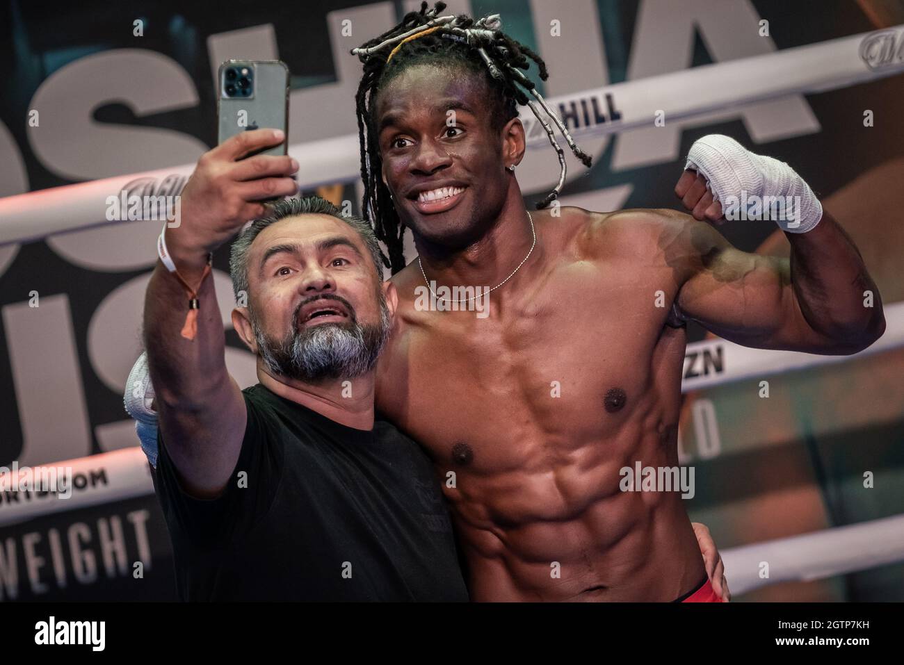 Boxer Christopher Ousley posiert für ein Foto mit Trainer Manny Robles während eines Trainings für die Presse am 02 vor dem Samstag Kampf im Tottenham Hotspur Stadium statt. London, Großbritannien. Stockfoto