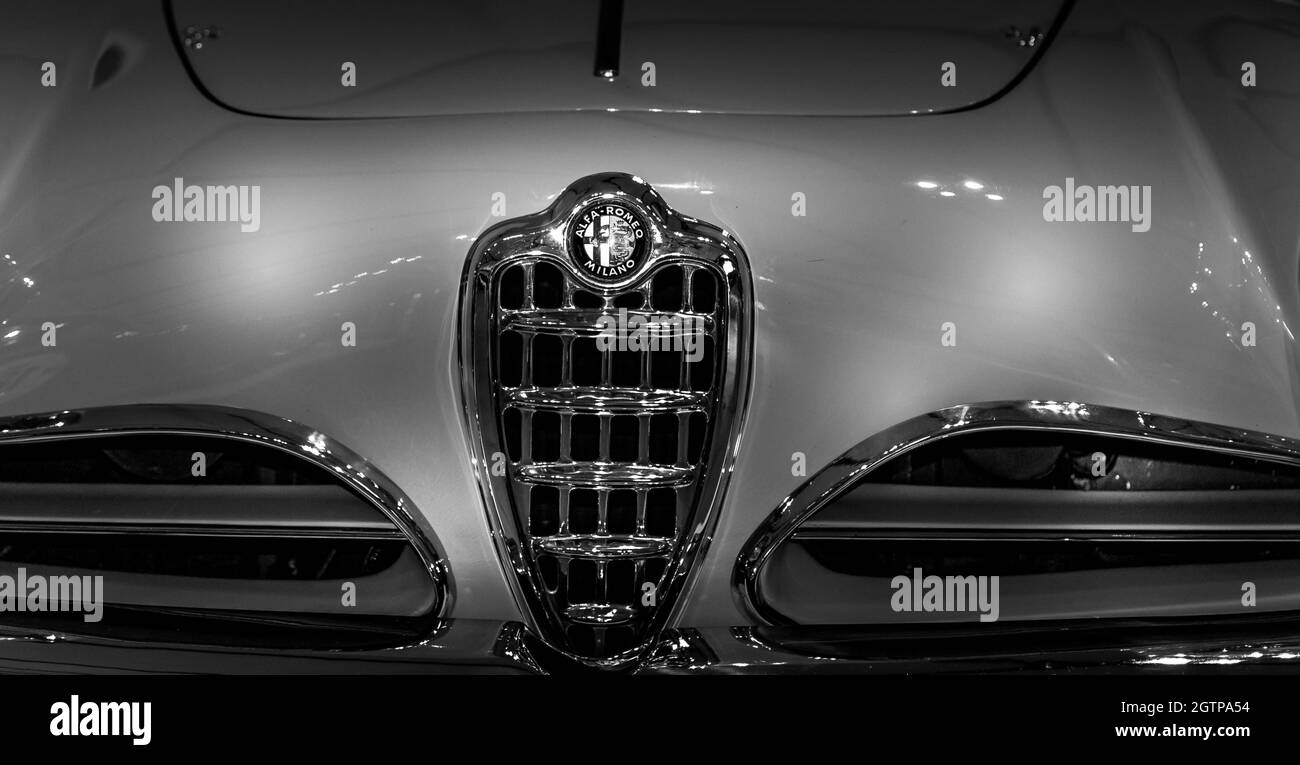 Grill, Abzeichen und Haube des klassischen Vintage Alpha Romeo in monochrom. Keine Personen Stockfoto